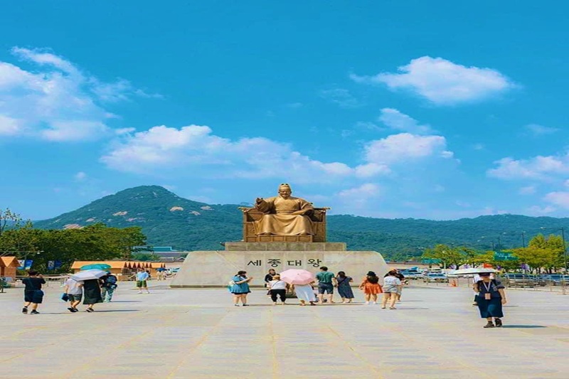 Why Gwanghwamun Square Is One of Seoul’s Most Famous Landmarks