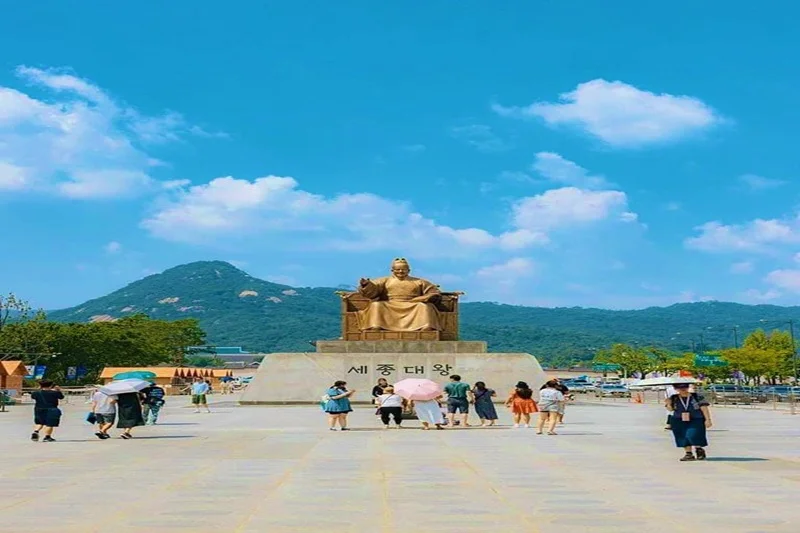 Why Gwanghwamun Square Is One of Seoul’s Most Famous Landmarks