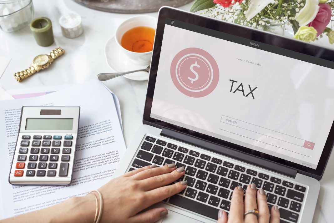 ITR Filing 2026: Do Taxpayers Need To File Two ITRs This Year? Taxpayer filing income tax return online for AY 2026-27 using the Income Tax e-Filing portal