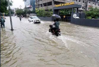 Flash-Flood Warning Issued Across Eight Uttarakhand Districts: Which Routes Should Travellers Avoid? Rain clouds over a Uttarakhand mountain highway during monsoon weather