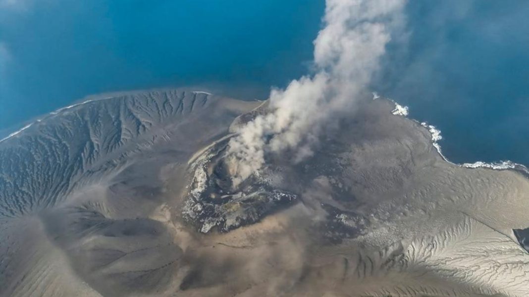 Indonesia Volcano Eruption Cancels More Than 1,500 Flights And Strands 170,000 Travellers: Could Flights From India And Southeast Asia Face Further Disruption? Indonesia volcano eruption