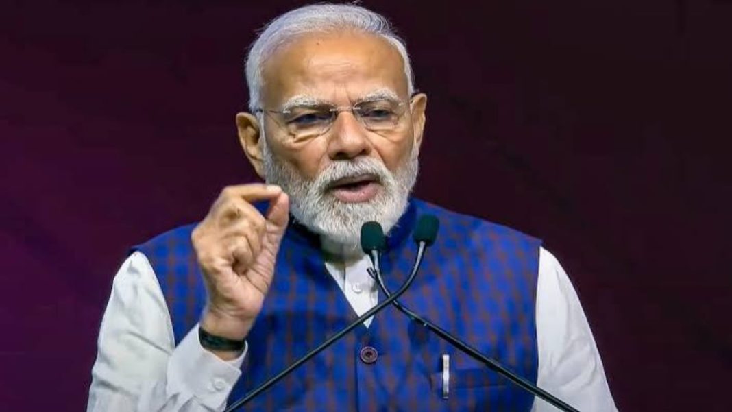 Centre Plans India’s First Social-Media Code For Government Officers: Could Bureaucrats Soon Face Rules On Posting Reels, Videos And Opinions While On Duty? Government officer using social media during office hours